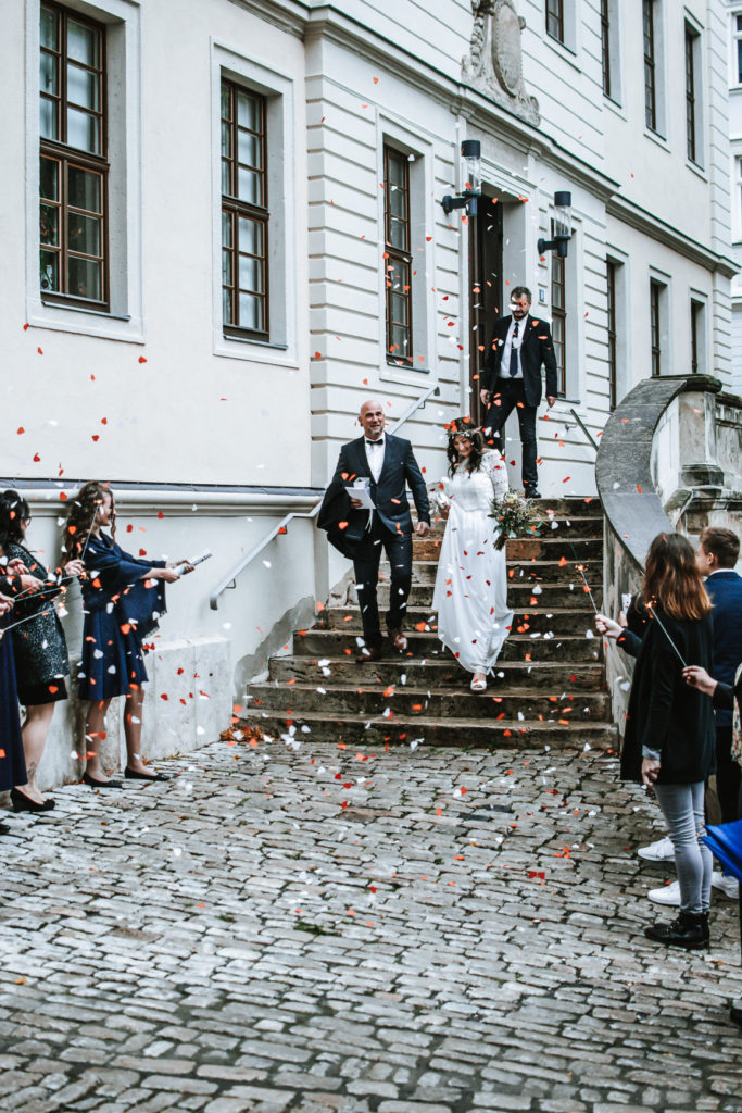 Hochzeit Hochzeitsfotografie Sarah Viana Photography Brautpaar beim Verlassen des Standesamtes