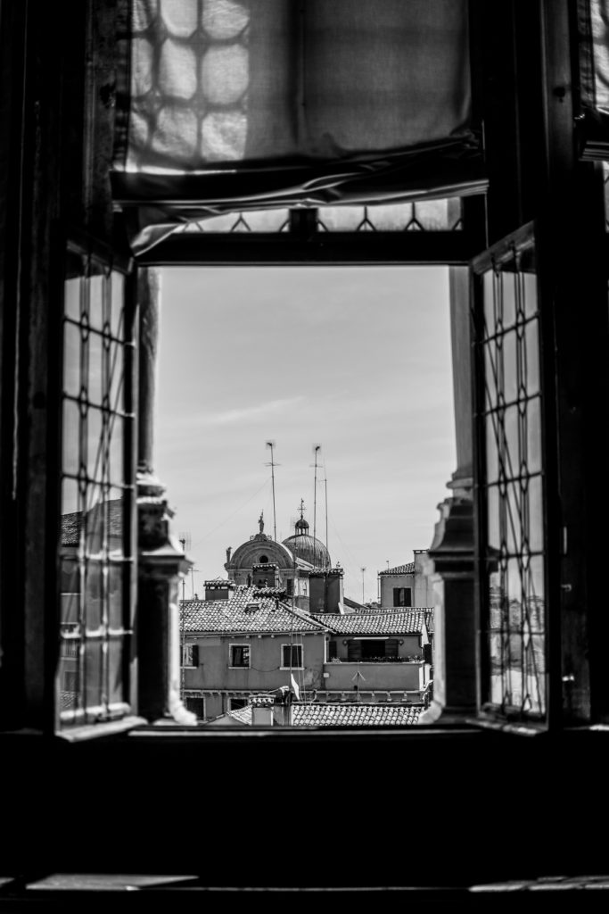 Sarah Viana Photography Reisen Reisefotografie Italien Venedig Schwarz weiß Blick über die Stadt