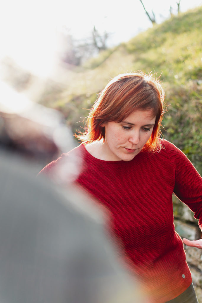 Sarah Viana Photography Portraitfotografie Frau mit rotem Pullover