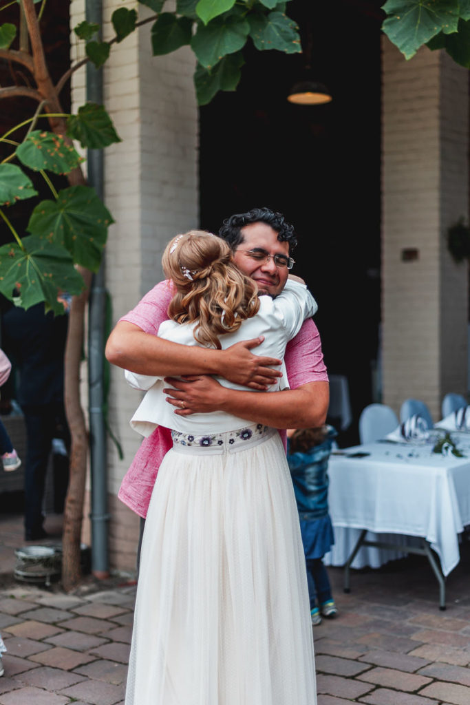Hochzeit Hochzeitsfotografie Sarah Viana Photography Braut wird umarmt