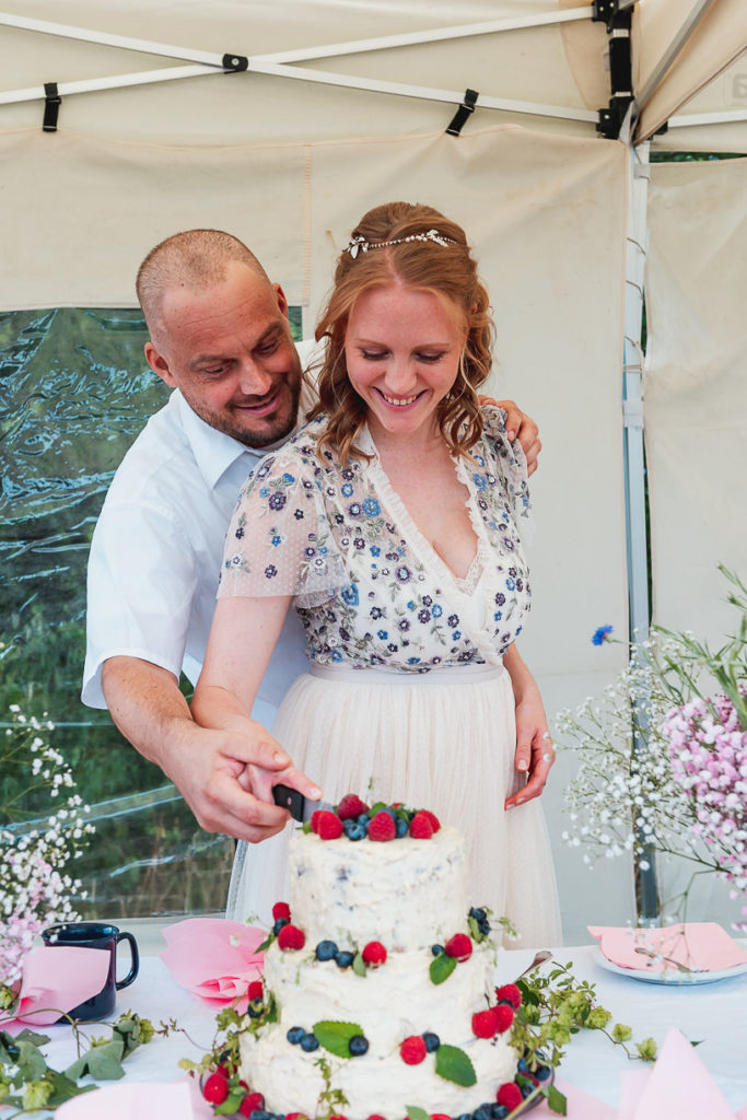 Hochzeit Hochzeitsfotografie Sarah Viana Photography Brautpaar schneidet Torte an