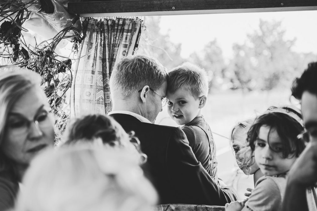 Hochzeit Hochzeitsfotografie Sarah Viana Photography Papa und Kind schwarz weiß
