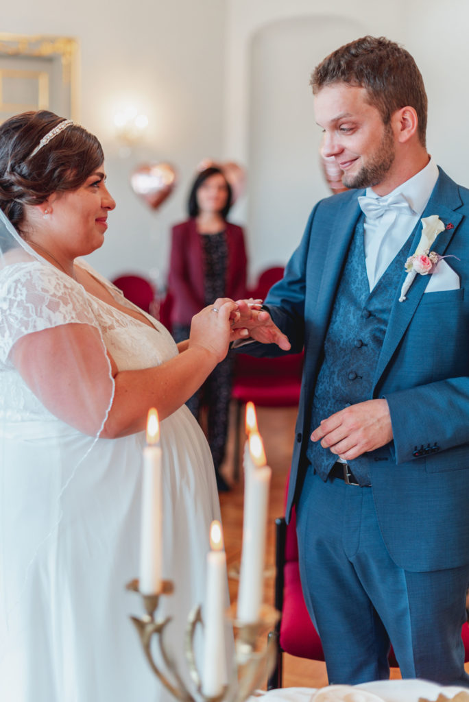 Sarah Viana Photography Hochzeitsphotography Brautpaar tauschen Ringe