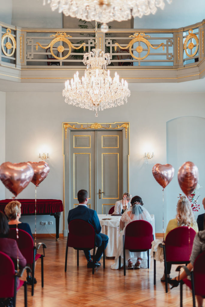 Sarah Viana Photography Hochzeitsphotography Brautpaar von hinten während der Trauung