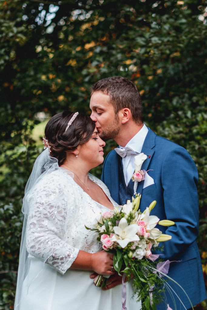 Sarah Viana Photography Hochzeitsphotography Bräutigam küsst Braut auf die Stirn