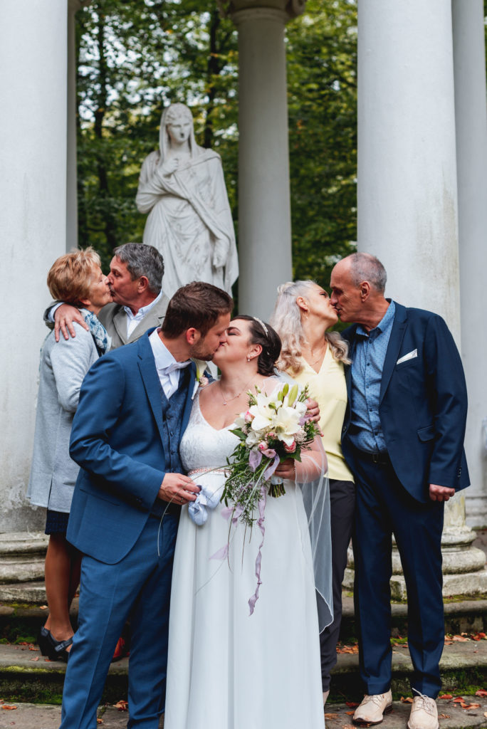 Sarah Viana Photography Hochzeitsphotography Paar mit Eltern und alle Paare küssen